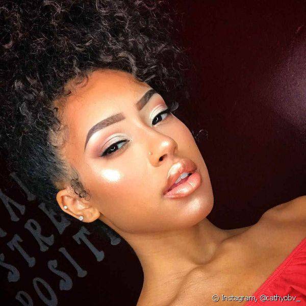 Para valorizar a pele e ficar ainda mais linda de madrinha, vale usar iluminador nos pontos altos do rosto (Foto: Instagram @cathyobv_)